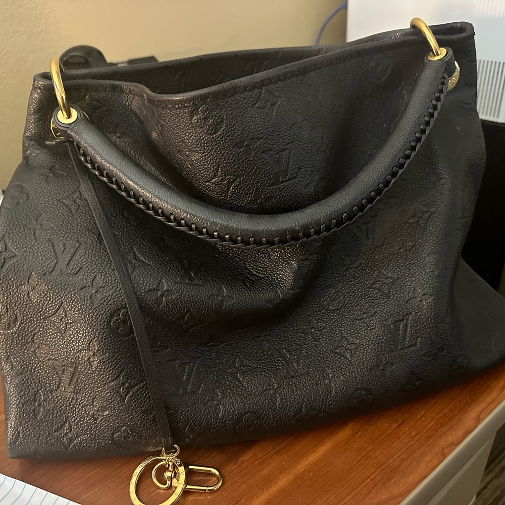 Louis Vuitton MM - black leather